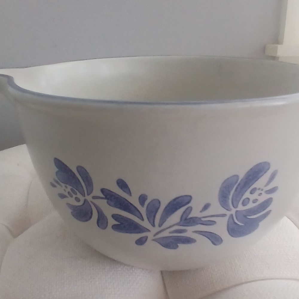 Pfaltzgraff Yorktowne Farmhouse Mixing Bowl with Blue Floral Design - Picture 2 of 7